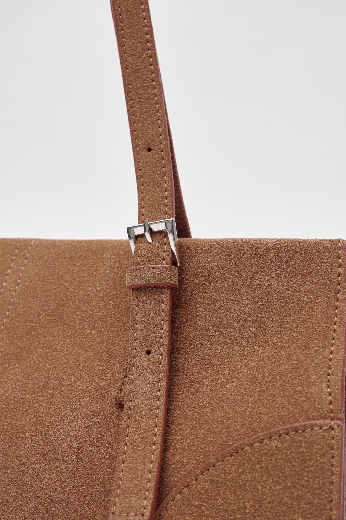 Andrea Camel - Image 2